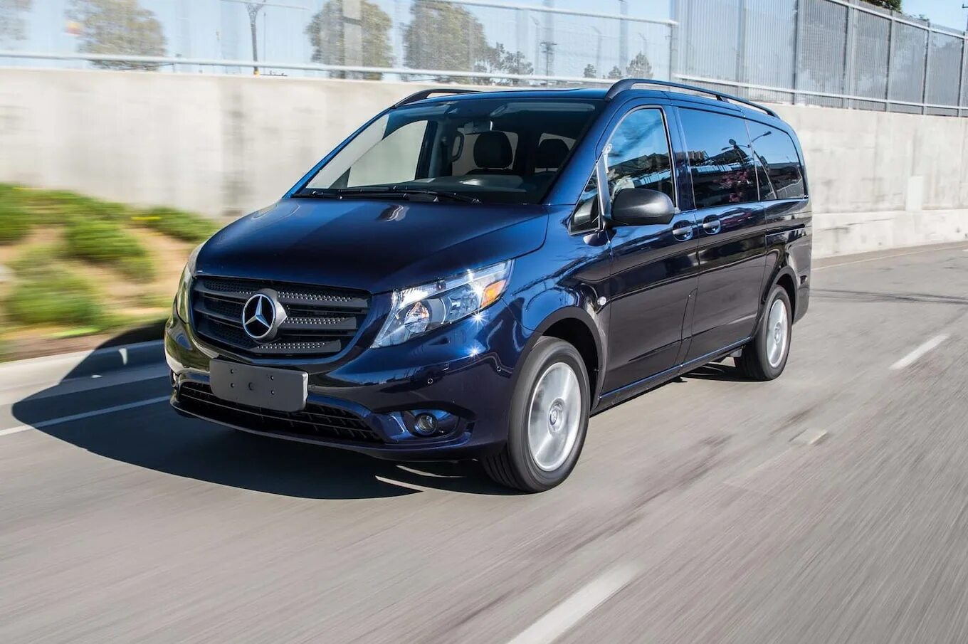 Микроавтобус это легковой автомобиль. Mercedes Benz metris минивэн. Mercedes-Benz Minivan 2017. 2017 Mercedes-Benz metris. Mercedes Minivan 2017.