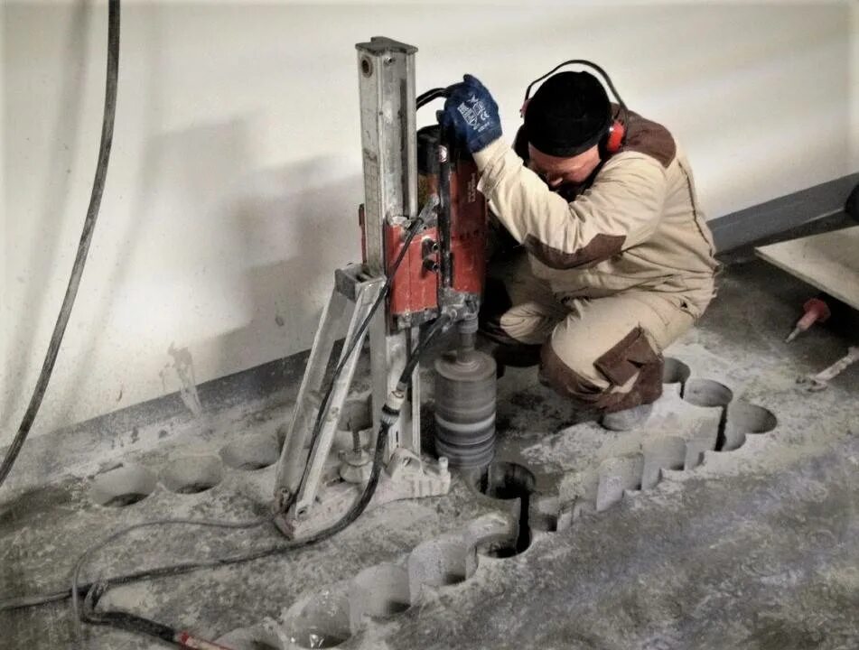 Алмазное бетон. Алмазное бурение отверстий в бетоне расценки 700мм. Демонтаж бетона алмазная резка бетона. Алмазные коронки для сверления бетона. Алмазное бурение.