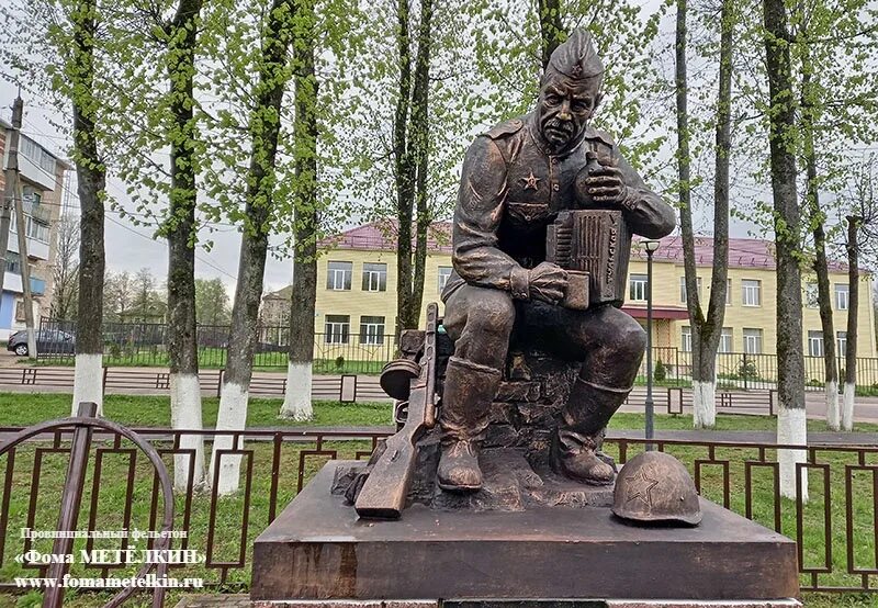 Сквер Керамиков Киров Калужская область. Памятники в сквере Киров Калужская область. Сквер Керамиков Киров Калужская область памятник солдату. Сквер Чистякова Киров Калужская область. Сайт песочня киров калужской