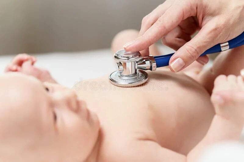 Сердцебиение у новорожденного. Аускультация стетоскопом. Пульс новорожденного. Сердцебиение новорождённых. Ребенок с фонендоскопом.