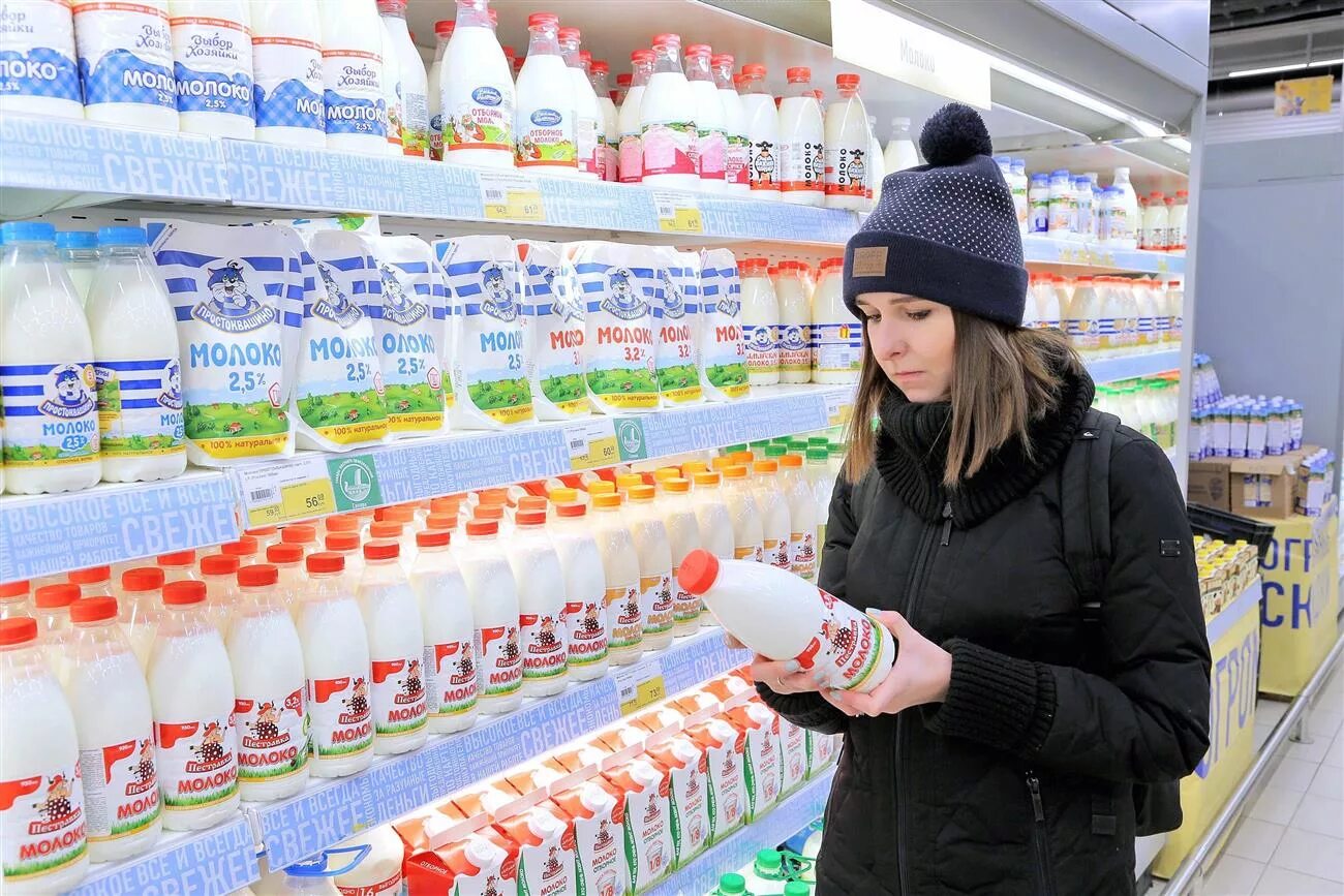 Молоко занявшее первое место. Молочные продукты в магазине. Молочная продукция в магазине. Прилавок с молочными продуктами. Молоко магазинное.