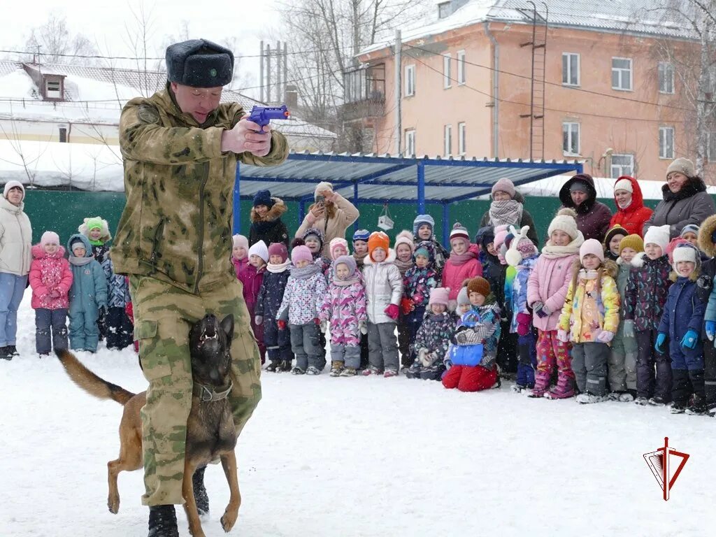 Кинологи Росгвардии. День кинолога Росгвардия. Гвардия дети. Дошкольники знакомятся с полицейскими на прогулке. Детям сотрудников росгвардии