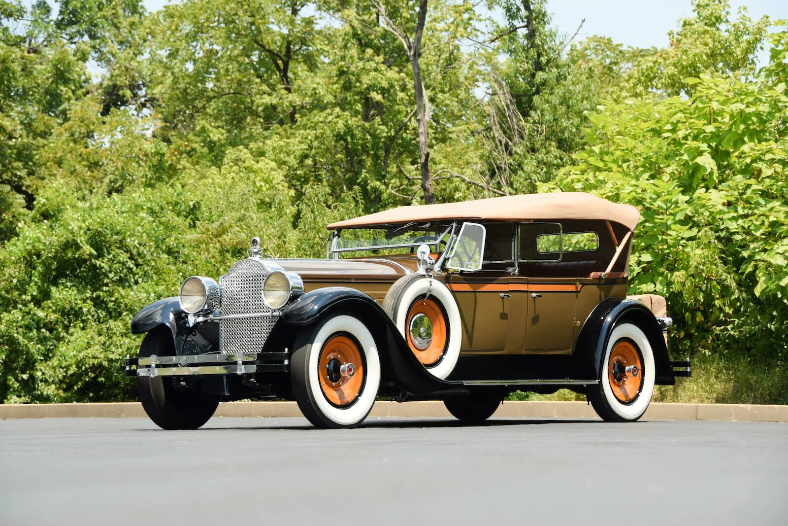Первая модель 8. Автомобиль Паккард 1928. Паккард лимузин 1928. Паккард 1928 года. Паккард 1927 года.