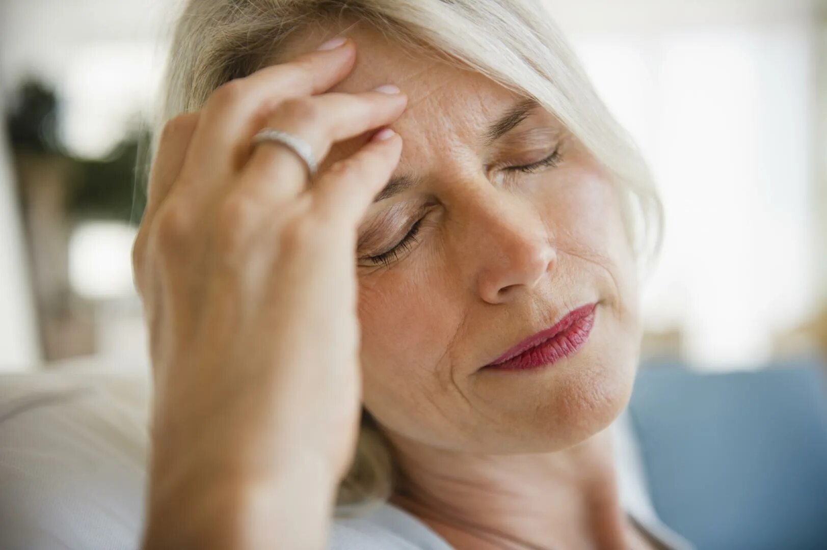Дама с мигренью. Женщина с головной болью. Микроинсульт. Мигрень боль. Мигрень после 50 лет.