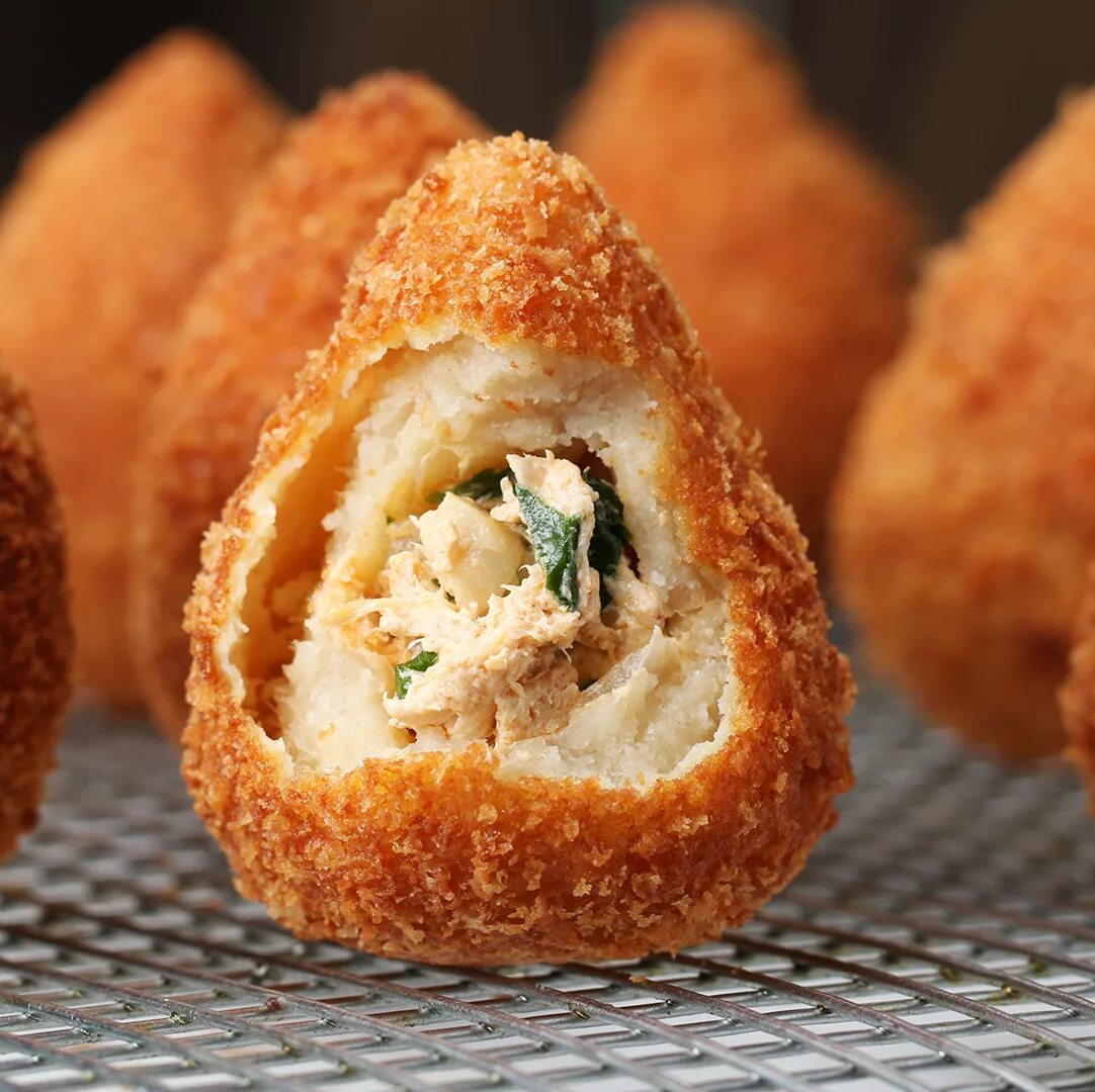 Крокеты куриные как готовить. Крокеты мясные. картофельные крокеты. картофельные крокеты с сыром. крокеты куриные с сыром.