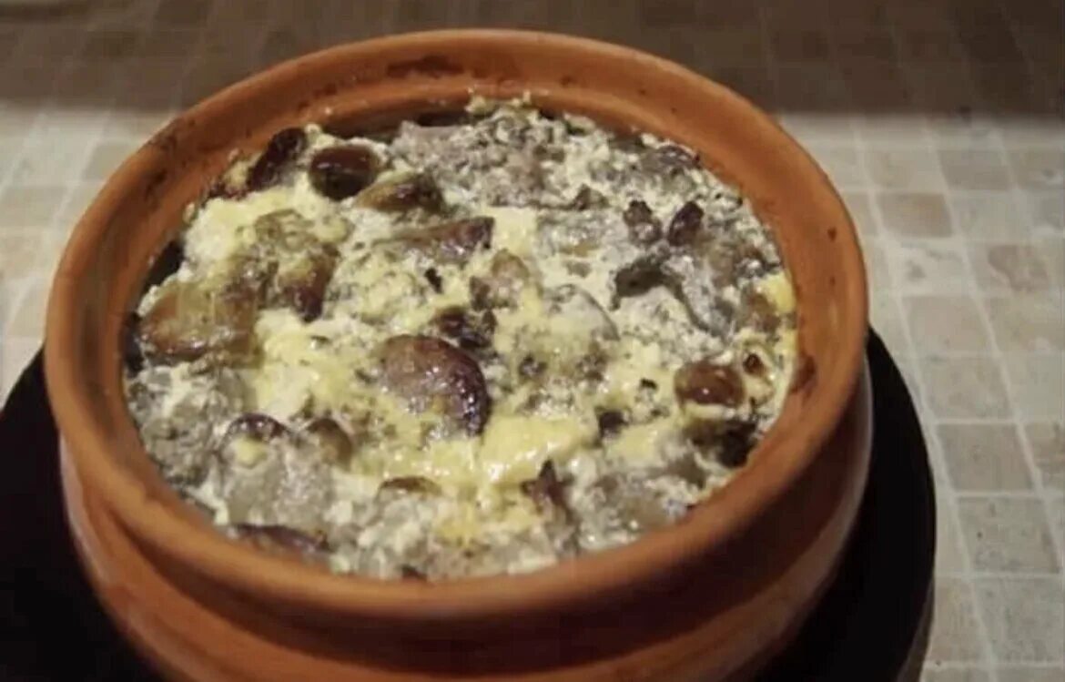 Рецепт: Куриная печень в горшочках с грибами и сметаной
