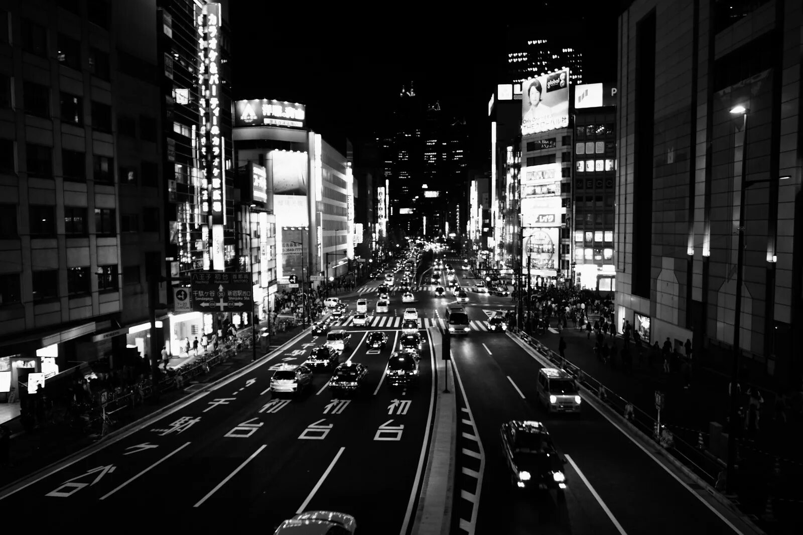 Tokyo black. Улицы ночного города. Чёрно белая Япония. Черно белый город. Ночной город дорога.