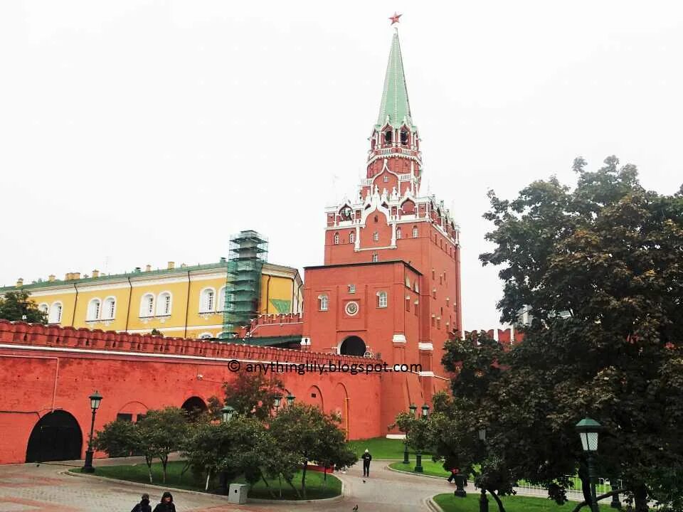 Кремль боровицкий холм. Боровицкая башня Кремля. Боровицкие ворота Кремля Оружейная палата. Боровицкие ворота Кремля. Москва Кремль Боровицкая башня.