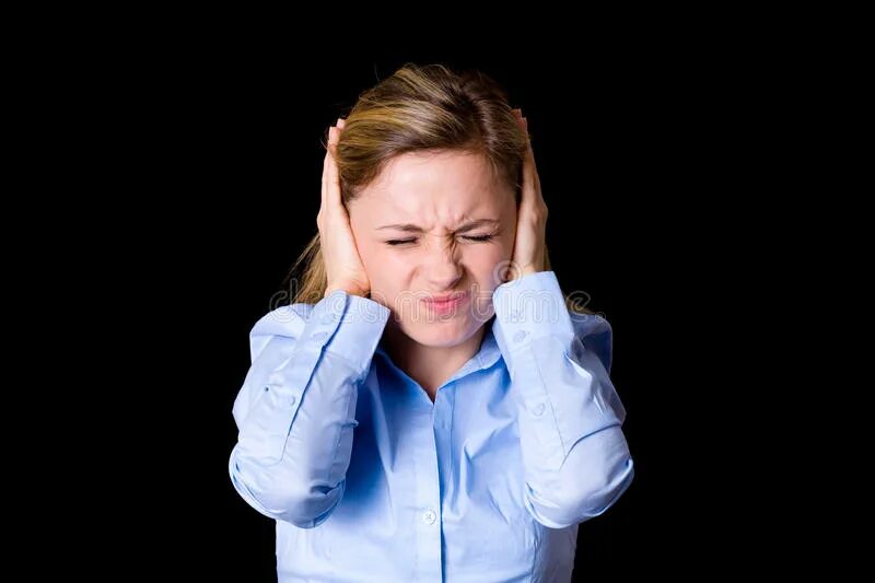 Человек с закрытыми ушами. Раздраженная женщина. Самые раздражающие звуки в мире. Отвращение к человеку. Раздражение подростка.