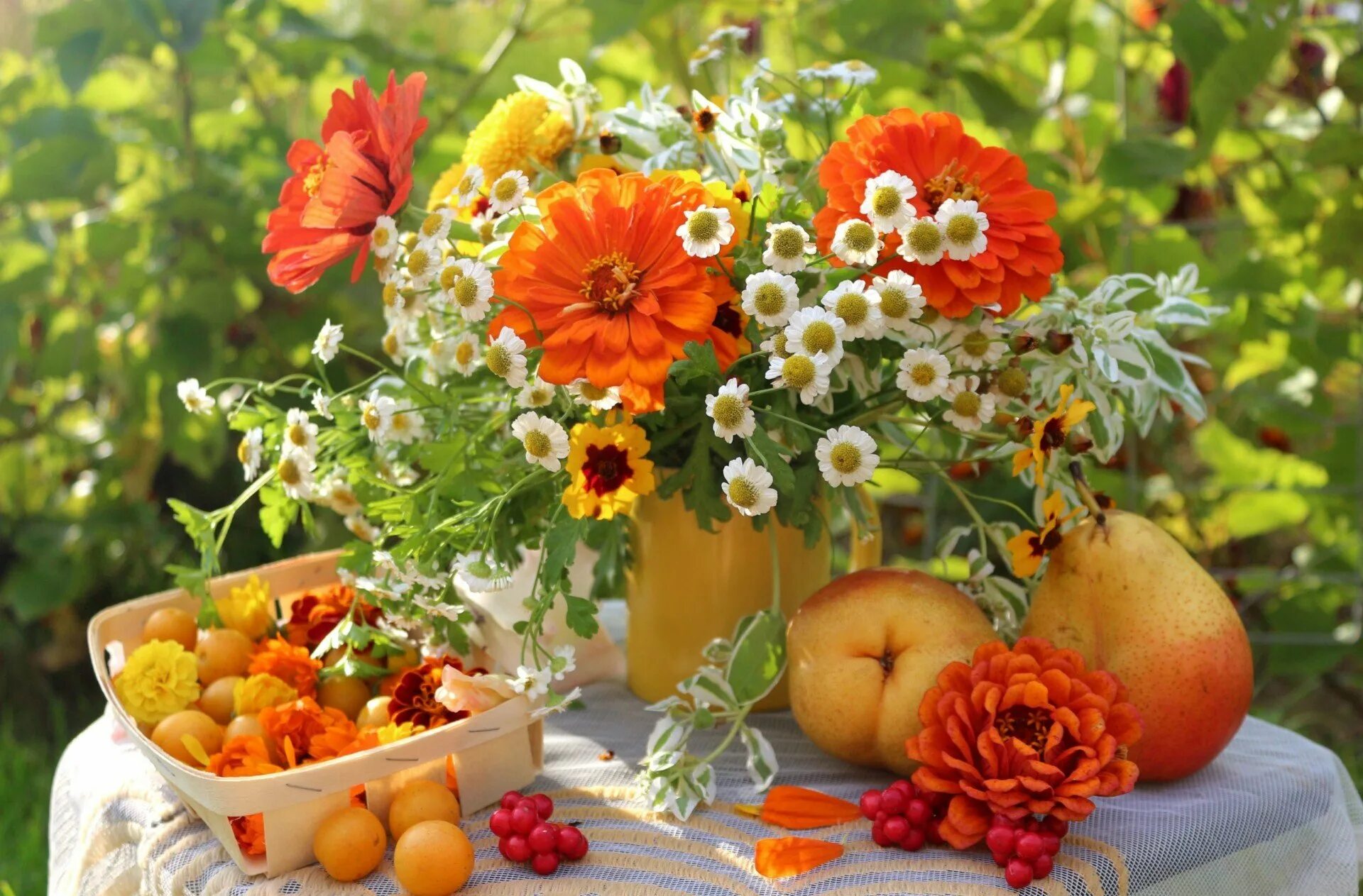 31 июля 1 августа. Осенний букет. Летние цветы. Цветы и фрукты. Летние цветы букет.