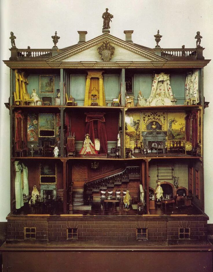 Кукольный дом клоун кобби. Погребок кукольный дом в викторианской эпохи.. Кукольный дом в викторианском стиле музей в Англии. Victorian Dollhouse кукольный дом. Кукольный домик Петронеллы Ортман.