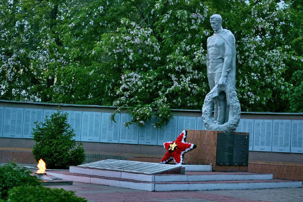 Посёлок Уразово Валуйского района Белгородской области. Уразово Белгородская область памятник. Поселок Уразово Братская могила. Белгородская область вечный огонь