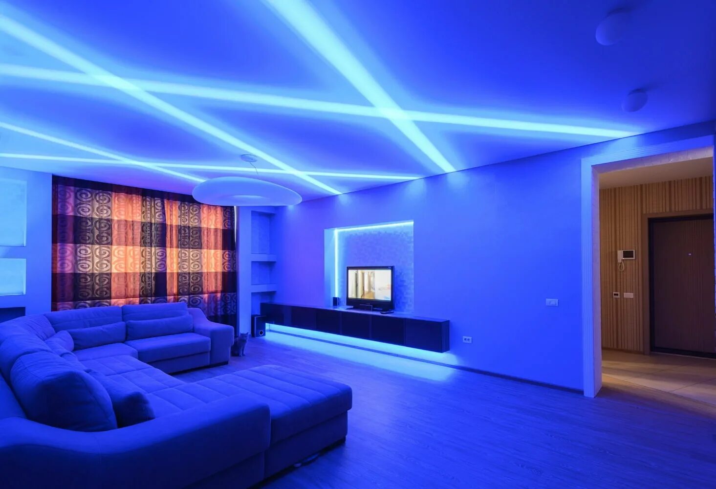 Проектирование света цена. Потолок с подсветкой. Неоновая подсветка потолка. Потолок с неоновой подсветкой. Декоративное освещение комнаты.