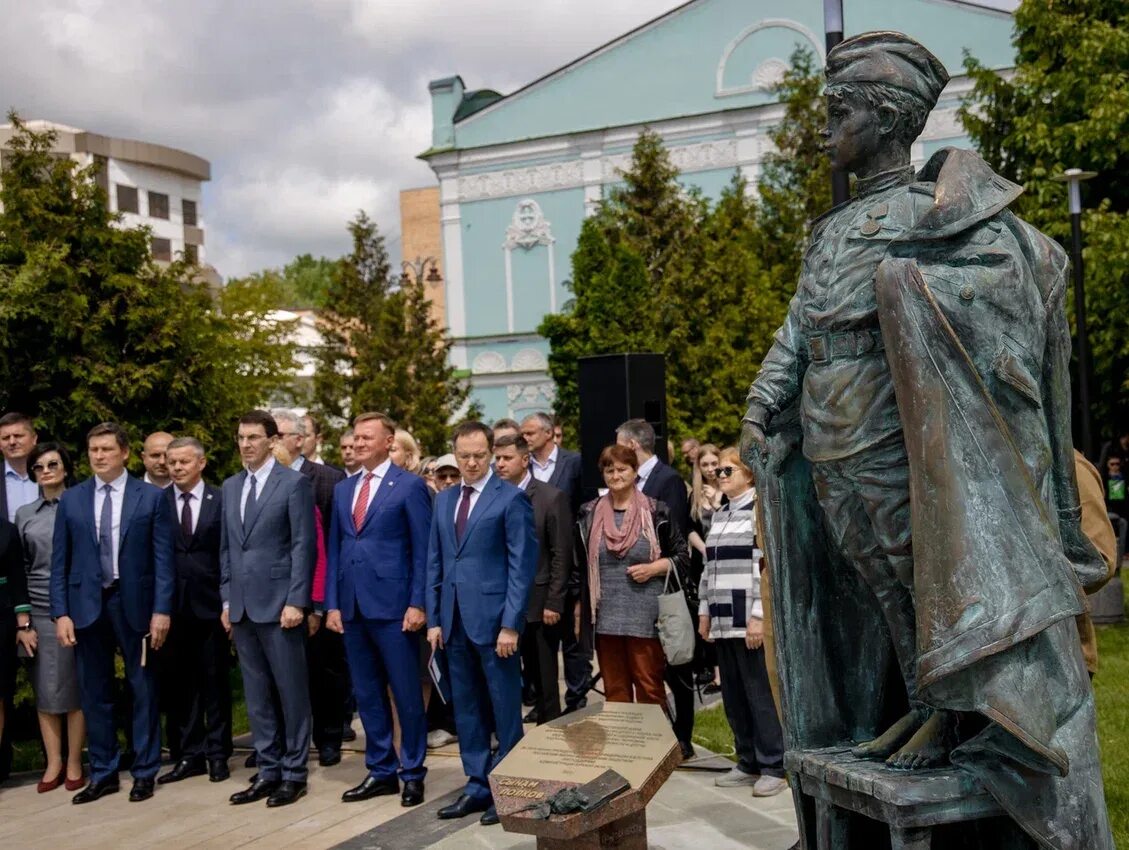 Памятник юные защитники Родины Курск. Памятник сынам полков Курск. Мемориал Курск памятник сыну полка. В Курске открыли памятник.