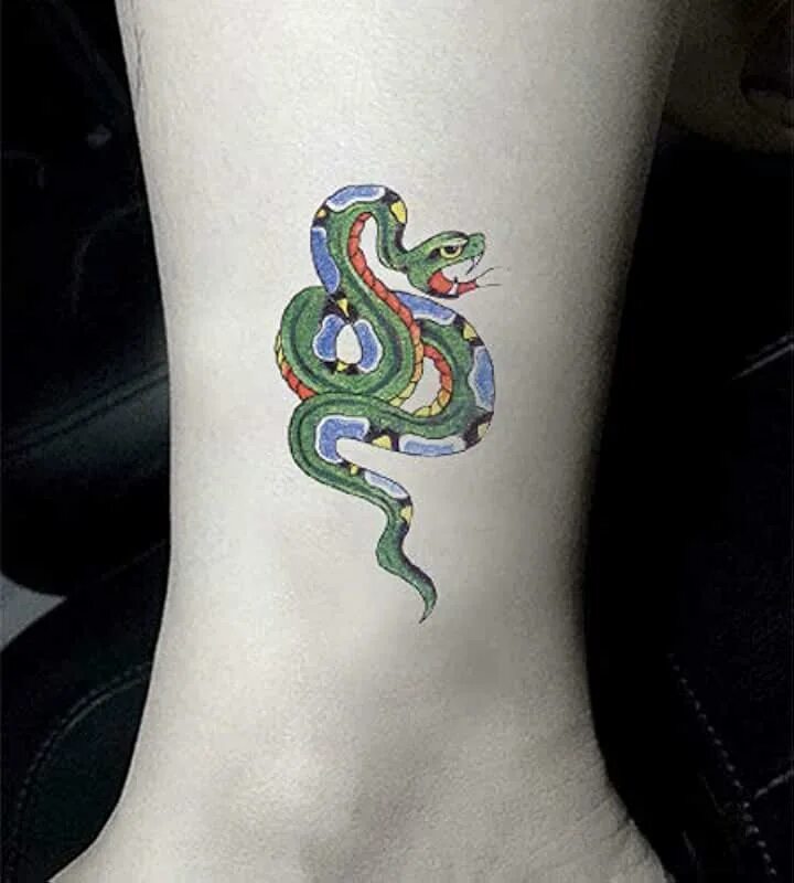 Совместимость водолея змеи. Тату Водолей змея. Татуировка года змеи и Водолея. Ez Tattoo адрес Китая.