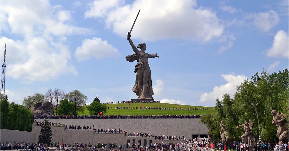 Списки мамаева кургана. Мамаев Курган Волгоград. Мамай Курган Волгоград. Памятник Победы Мамаев Курган. Курган славы Волгоград Мамаев.