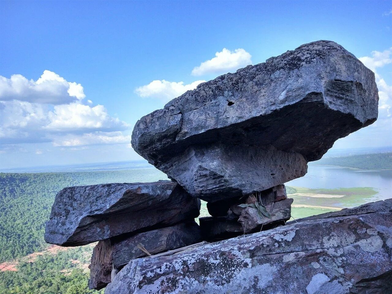 Stone photo. Гора Стоун-Маунтин. Большой камень скала. Скала Утес глыба гранита. Каменные глыбы в горах.