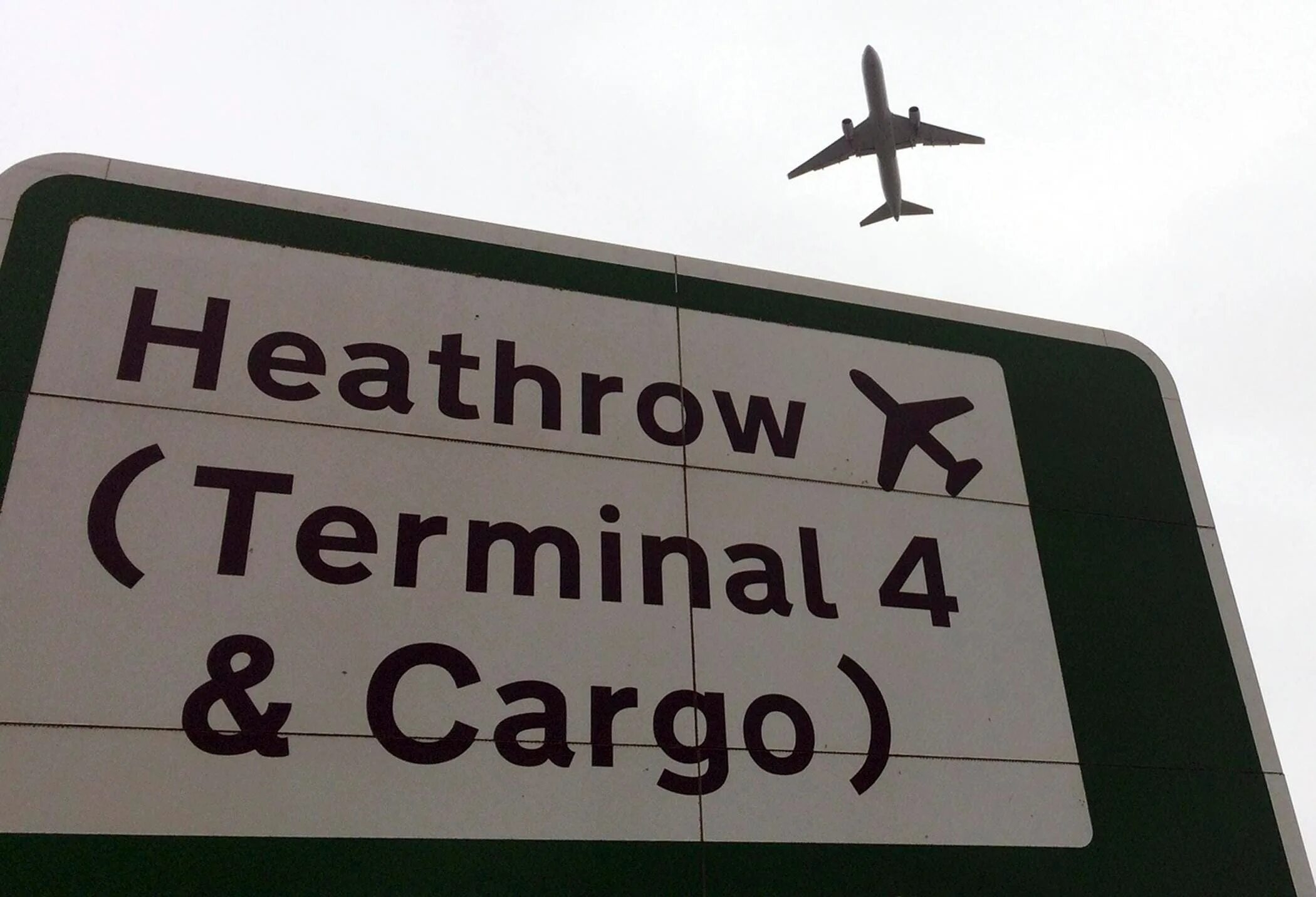 Хитроу вылеты. Аэропорт хитроу лондон. аэропорт heathrow с надписью. аэропорт хитроу лондон взлетная. аэропорт хитроу логотип.