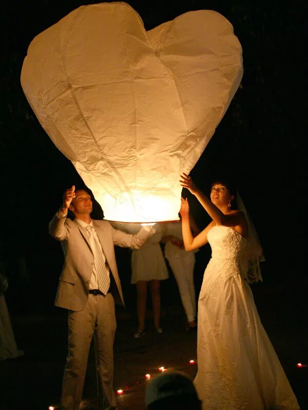 Китайские фонарики на свадьбу. Небесные фонари на свадьбу. Украшения на свадьбу,китайские,фонарики. Свадебные фонарики на природе. Свадебные фонарики.