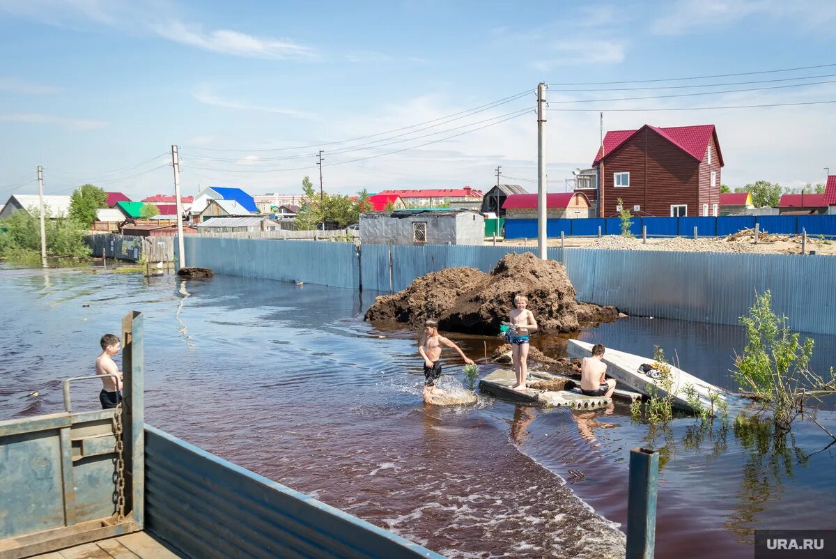 Уровень воды в оби октябрьское. Потоп 2015 Нижневартовск. Нижневартовск потоп. Наводнение Нижневартовск. Нижневартовск затопило.