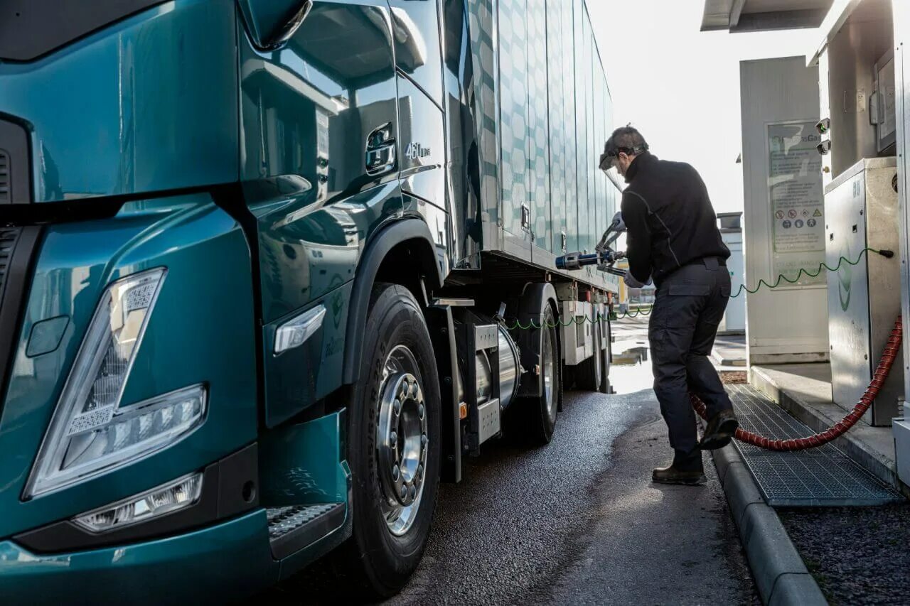 Топливо для грузовых автомобилей. Volvo LNG. Вольво FH LNG. Power Truck Volvo. Фура заправляется.