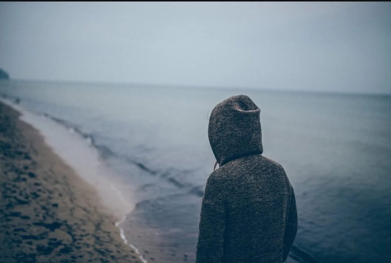 Аватарка с смыслом. Одинокий человек. Это одиночество. Море одиночество. Человек с капюшоном на берегу моря.