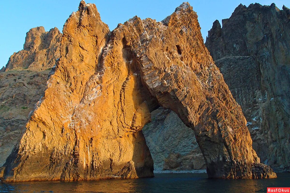 Вулкан карадаг в крыму. Вулкан карадаг. Крым гроты карадага. Коктебель потухший вулкан. Гора карадаг в крыму.