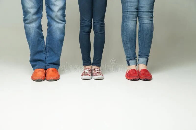 Ноги мамы в джинсах. Молодежь улица ноги джинсы кеды клипарт. I like wearing jeans