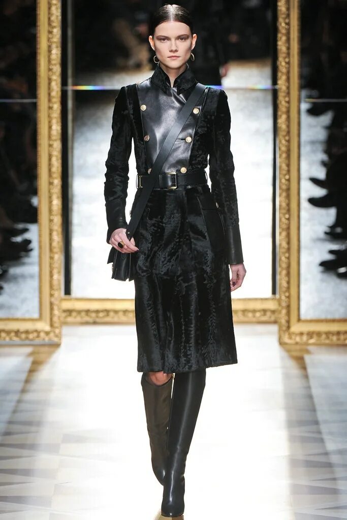 бархатное платье показ. комбинированная одежда из разных материалов. сочетание кожи. сочетание кожи. атлас и кожа сочетание.