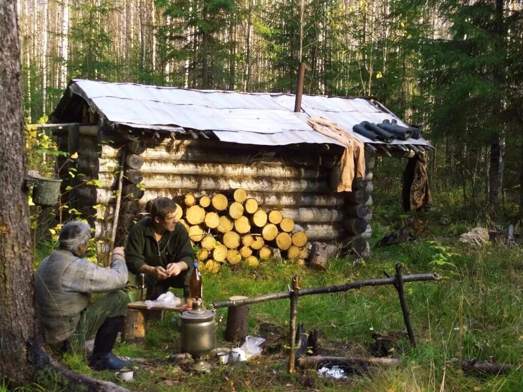 Таежная жизнь охотника. Охотничьи зимовья и избушки в тайге. тайга зимовье в тайге. зимовье охотника в тайге. глухая тайга зимовье лесника.