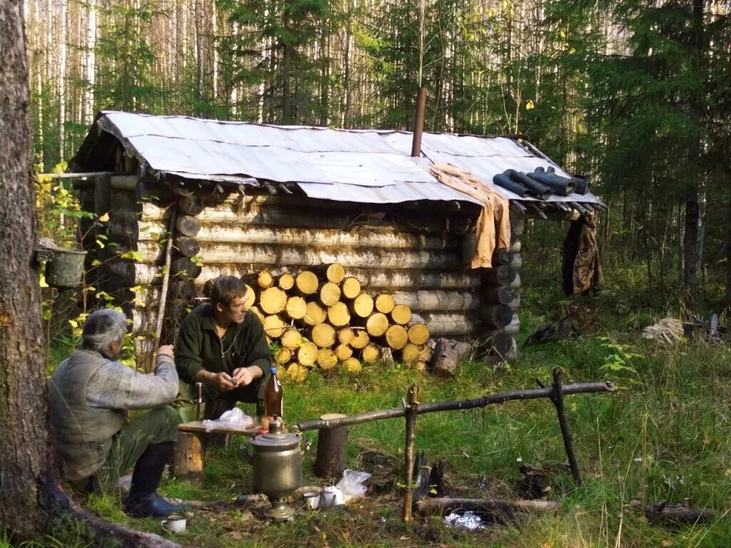 Таежная жизнь охотников. Охотничьи зимовья и избушки в тайге. Тайга зимовье в тайге. Зимовье охотника в тайге. Глухая Тайга зимовье лесника.