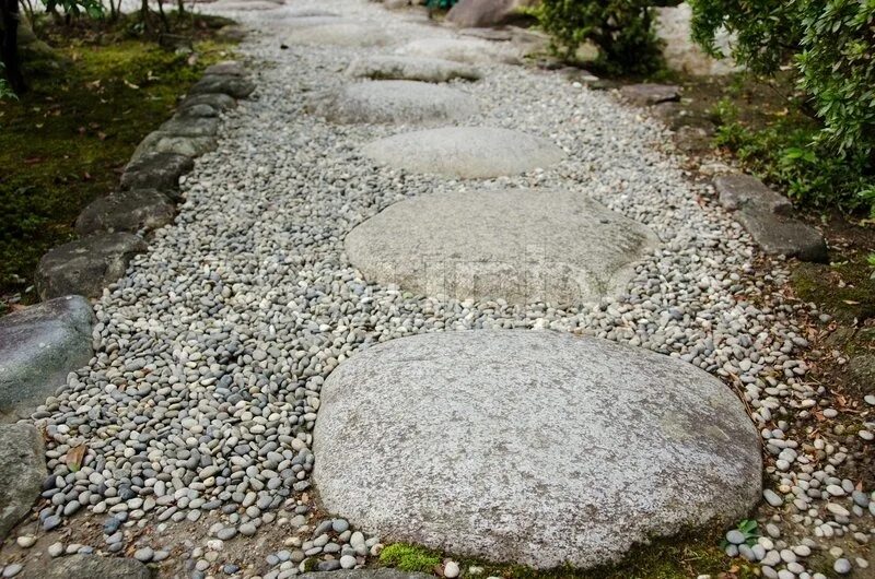 Way stones. Рифы из щебня в Японии. Stepping Stones on Gravel. Шунмой катсуматой. Stone steps close up view.