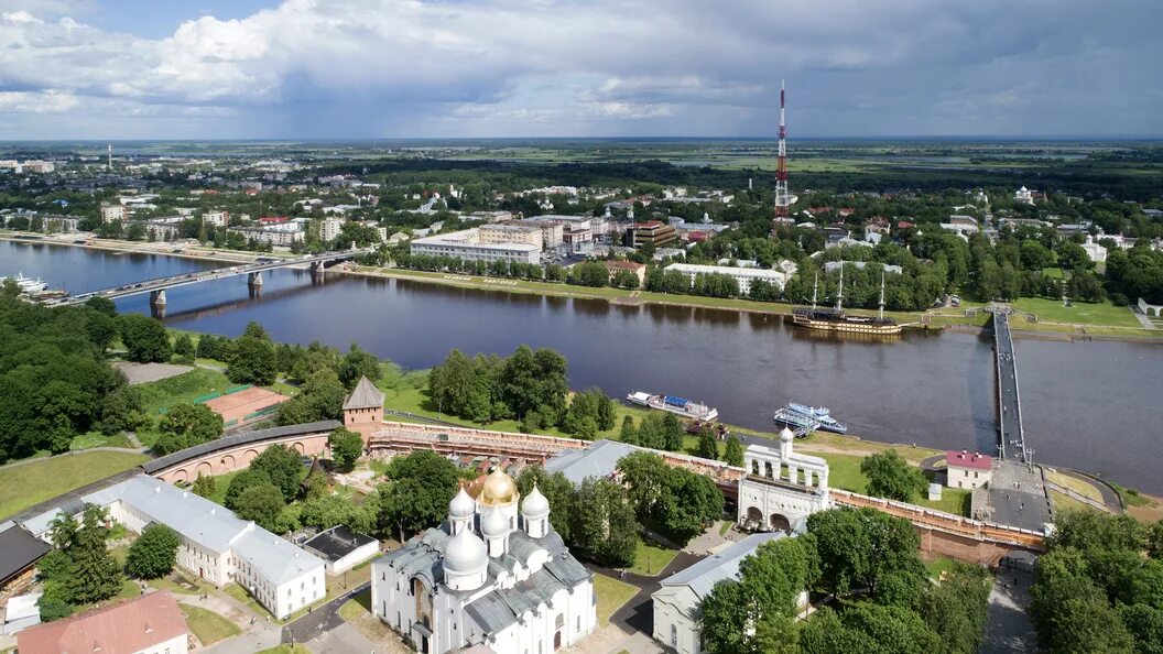 Тур в новгород на 2 дня. Софийская набережная Великий Новгород. Великий Новгород 2022. Картинка Софийская набережная Великий Новгород 2022. Новая набережная Великий Новгород 2022.