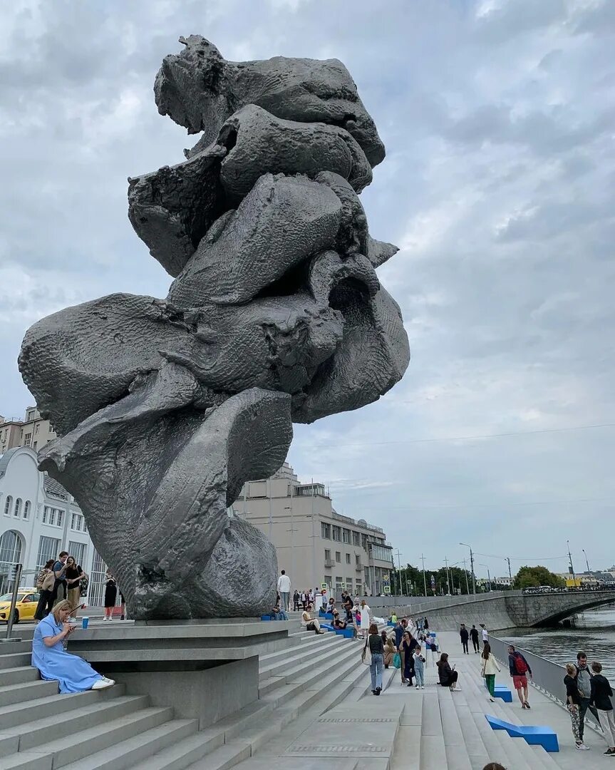 Памятники и скульптуры москвы. Скульптор рукавишников отдыхающий пушкин. Необычные памятники. Скульптуры в москве фото. Фривольно отдыхающий пушкин.