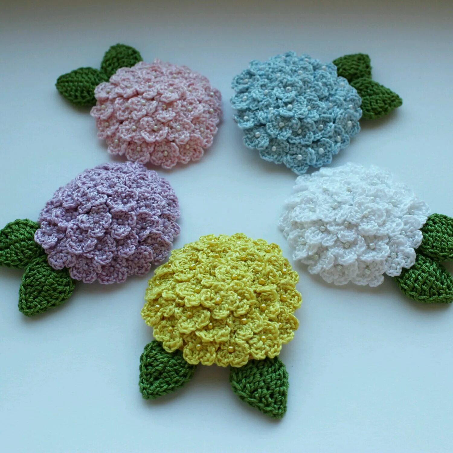 Вязание крючком интересные идеи. Вязаные броши. Браслетики из ниток и пряжи крючком. Вязаные броши крючком. Сердечки связанные крючком.