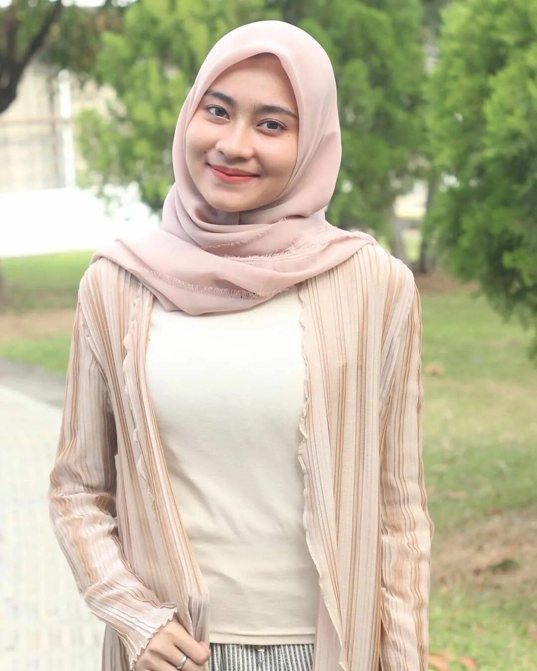Sotwe hijaber. Хиджаб селфи индонезийка. Индонезия девушки в хиджабе. Ririn Putri Anjani. Hijab telanjang.