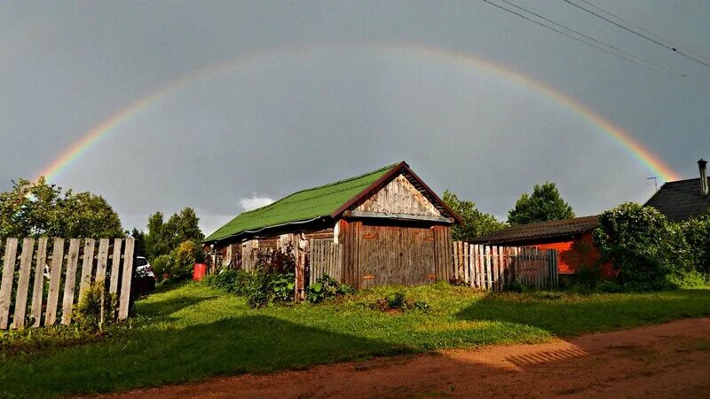 деревня радуга. летний пейзаж с радугой. радуга над домом. радуга над деревней. радуга над селом.