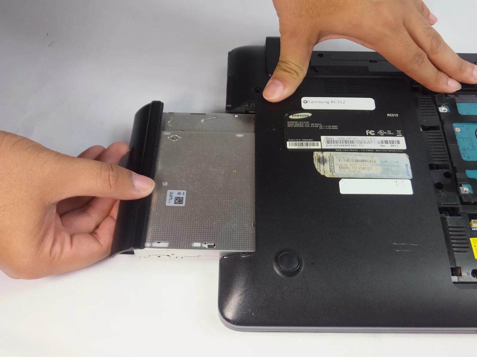 Экран на ноутбук самсунг np305e5a. Дисковод ноутбук самсунг. Samsung r540 привод. Np300e5a m2 ssd. Samsung np300e5c battery calibration.