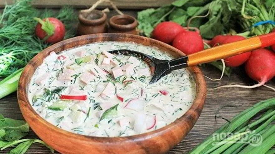 Окрошка кухня наизнанку. Окрошка. окрошка на квасе. окрошка с колбасой. классическая окрошка с колбасой.