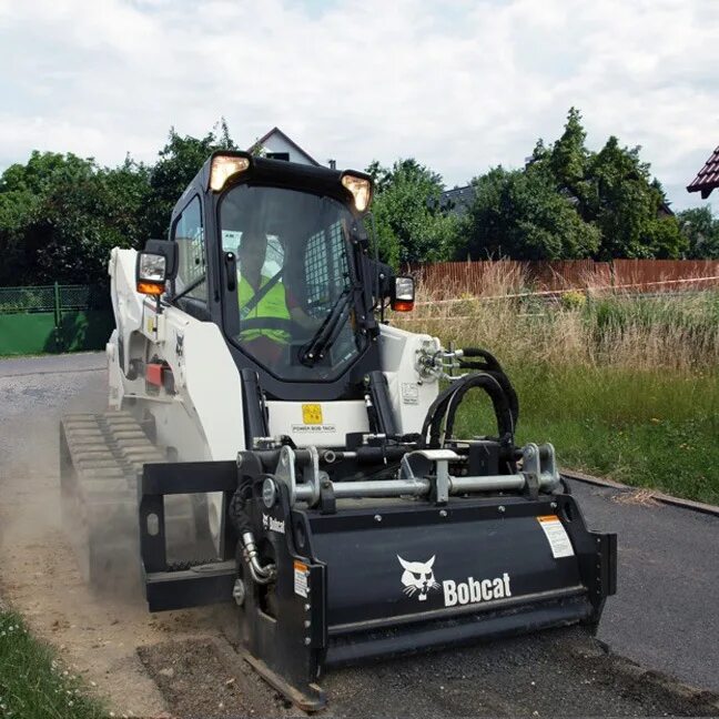 Фреза на мини погрузчик. Погрузчик Bobcat t770. Дорожная фреза Bobcat для минипогрузчика. Фреза на Бобкэт s770. Фреза дорожная на Bobcat.