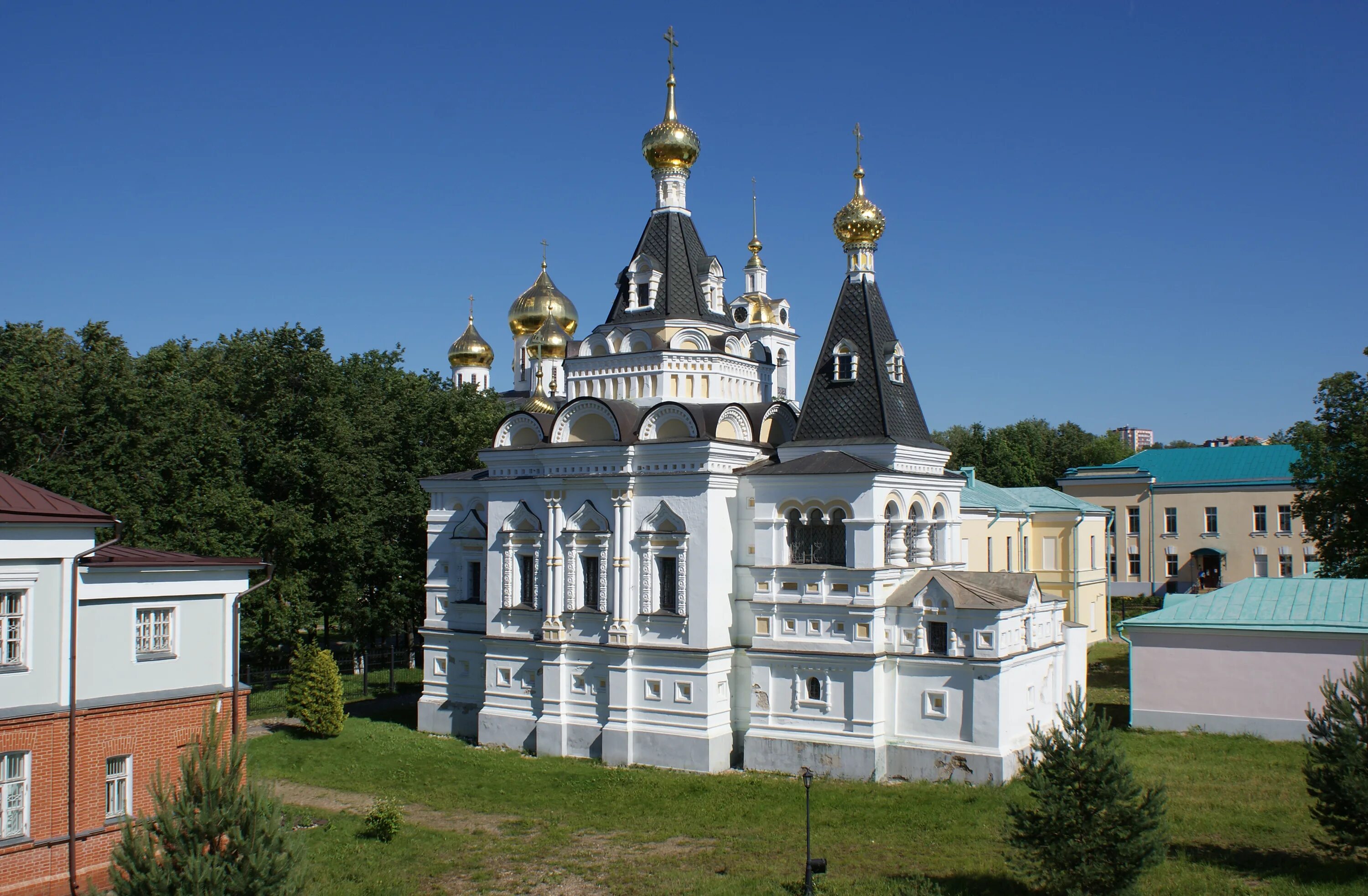 Дмитровск подмосковье. Елизаветинская Церковь Дмитров. Дмитровский Кремль Елизаветинская Церковь. Церковь Святой Елисаветы (Дмитров). Тюремная Елизаветинская Церковь Дмитров.