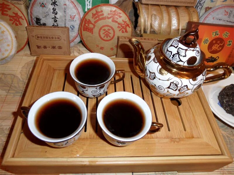 Китайский Шу пуэр чайная церемония. Пуэр заварка. Шу пуэр чаепитие. Заваренный чай пуэр китайский.