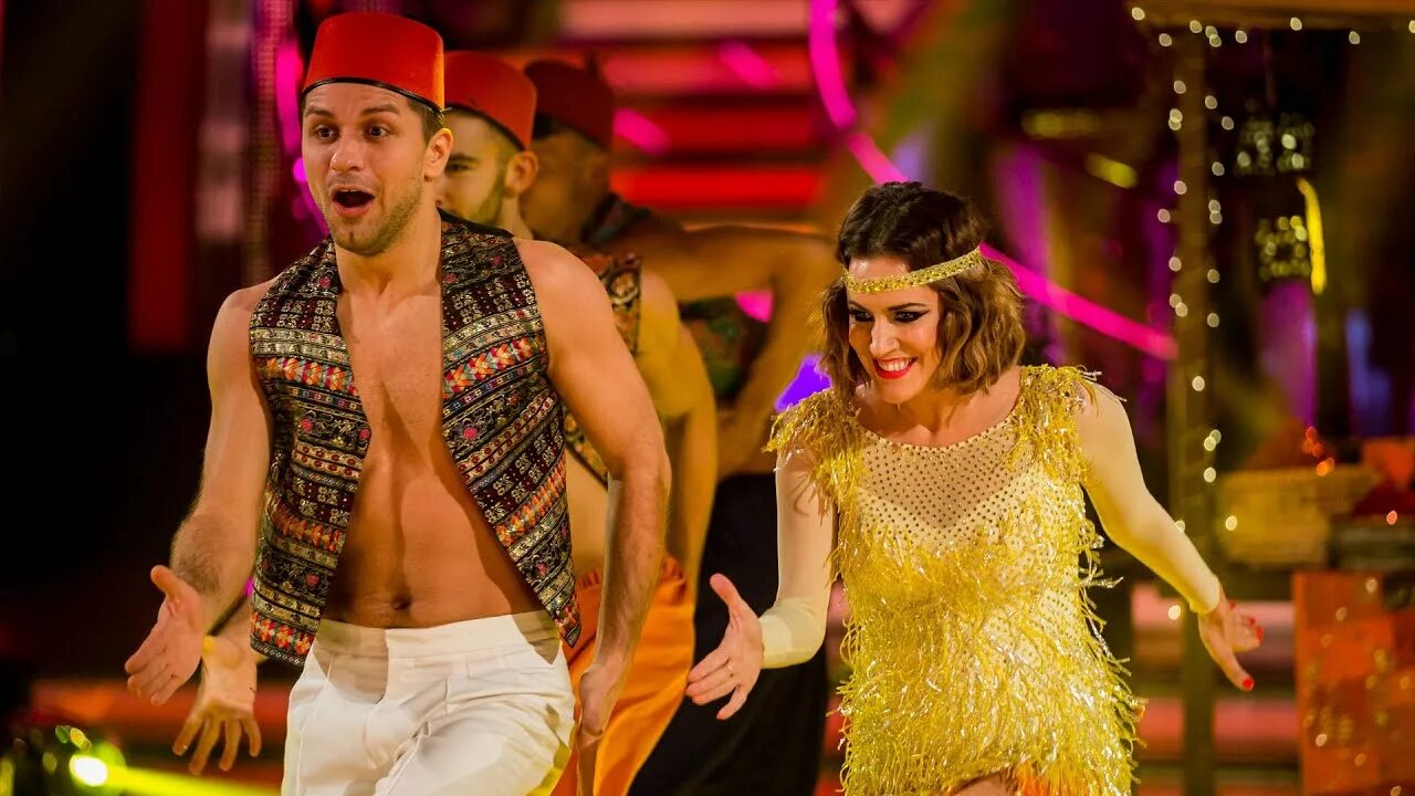 Национальный танцы испании пасодобль. She come dance. Ча ча танец. She come dance. She dances.