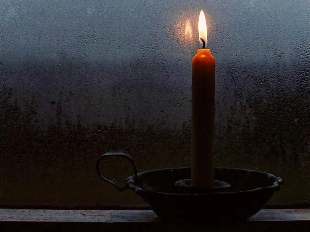 Горит свеча дома. Горящая свеча на окне. свеча в окне. свеча горела на окне. отражение свечи в окне.