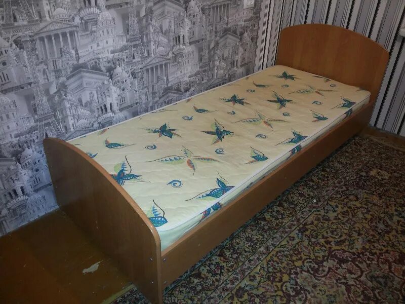 Кровать полуторка авито. Кровать односпальная. Кровати детские односпальные. Продадим кровать односпалку. Кровать 1.5 спальная с матрасом детская.