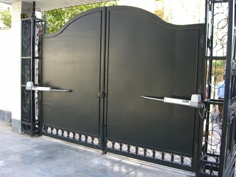 Ворота металлические распашные автоматические 2.27м 4.0м. Ворота металлические распашные с приводом. Распашные кованые ворота с электроприводом. Тяжелые ворота.