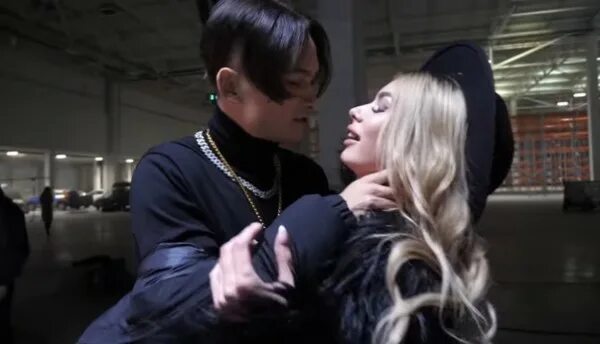 Суку захотел песня. Моргенштерн грустная песня. трилл пилл и моргенштерн. морген в клипе грустная песня.