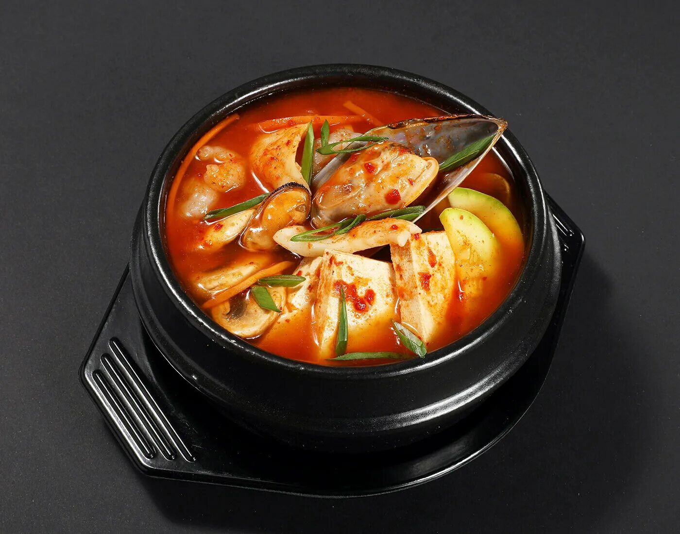Суп хемультан. Корейский суп хемультан с морепродуктами. Хемультан по-корейски Сахалинский. Суп хемультан с морепродуктами.