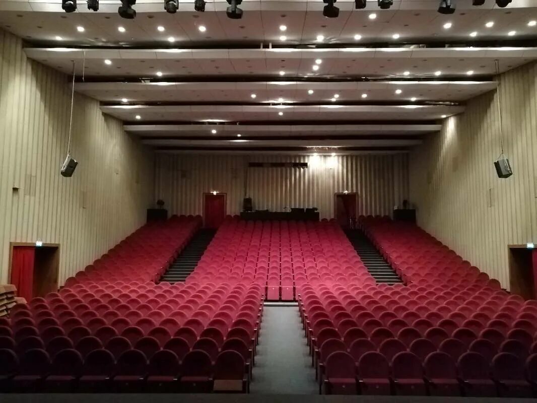 Прожектор зал. Культурный центр москворечье. каширское шоссе 52 дк москворечье. кц москворечье зал. культурный центр москворечье сцена.