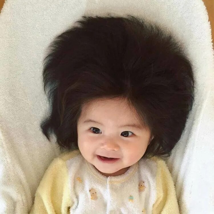 Могут ли дети родиться с волосами. Ребенок с шевелюрой. Дети с густыми волосами. Ребенок с густой шевелюрой. Малыш с волосами.
